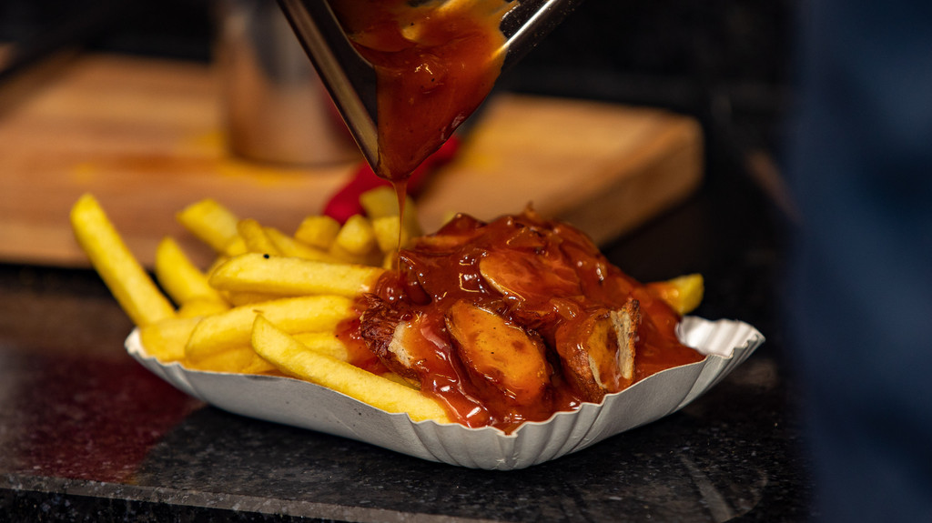Currywurst mit Pommes