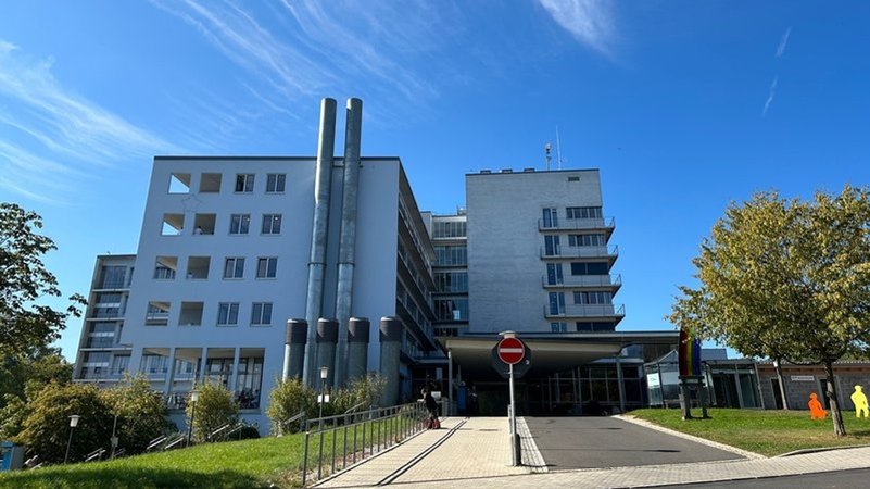 Außenansicht des Klinikums Fichtelgebirge in Marktredwitz. | Bild: Bildrechte: BR/Kristina Kreutzer Außenansicht des Klinikums Fichtelgebirge in Marktredwitz.