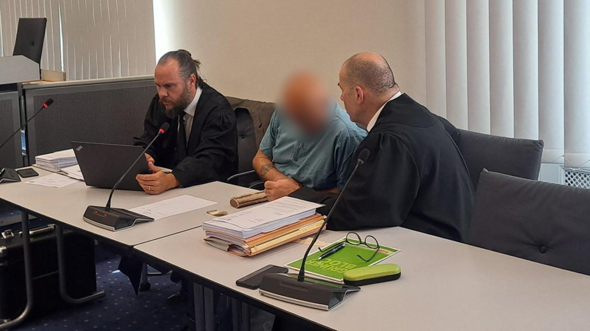 Der 74-jährige Angeklagte sitzt vor Gericht. | Bild: BR/ Miriam Scholz Der 74-jährige Angeklagte sitzt vor Gericht.