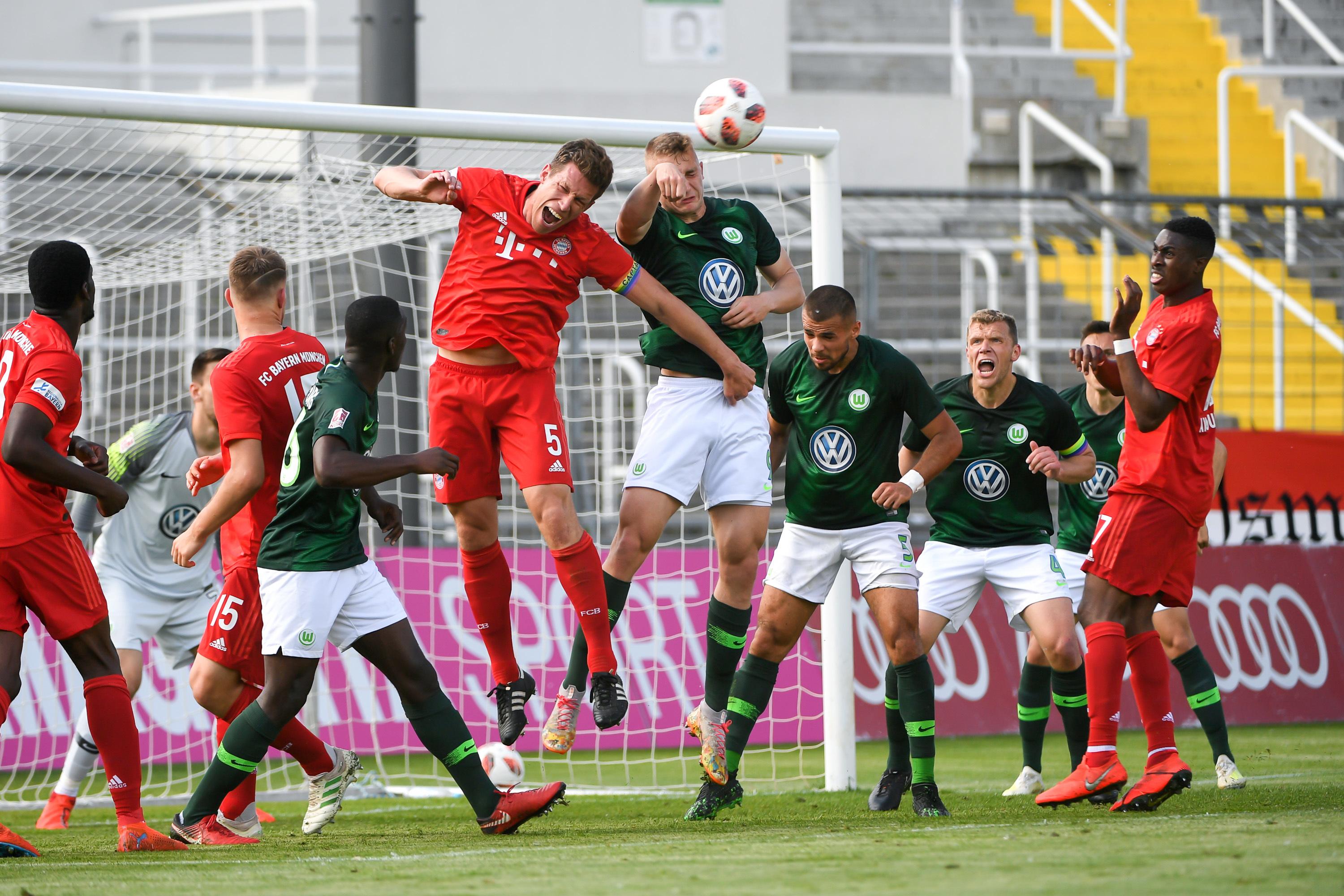 Spielszene FC Bayern München II- VfL Wolfsburg II | Bild: picture-alliance/dpa Spielszene FC Bayern München II- VfL Wolfsburg II
