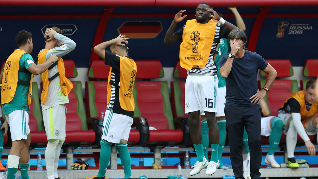 2018: Bundestrainer Joachim Löw und die Ersatzspieler nach dem Ausscheiden im letzten Gruppenspiel gegen Südkorea