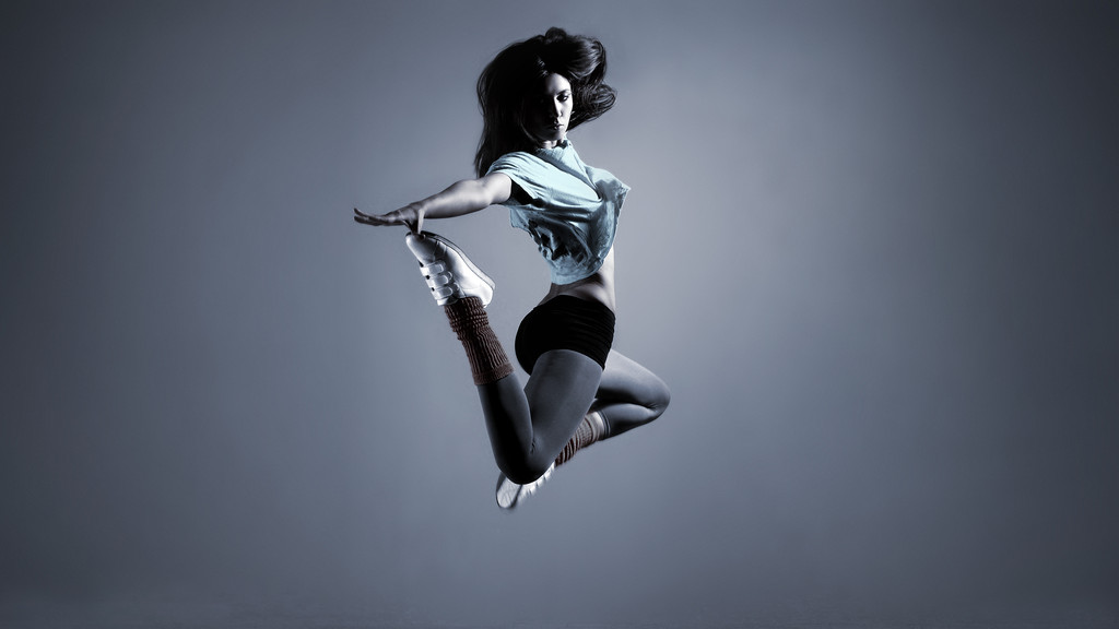 Tanzende Frau, die in die Luft springt.