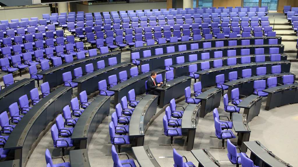 Ein einzelner Abgeordneter sitzt im Bundestagsplenum