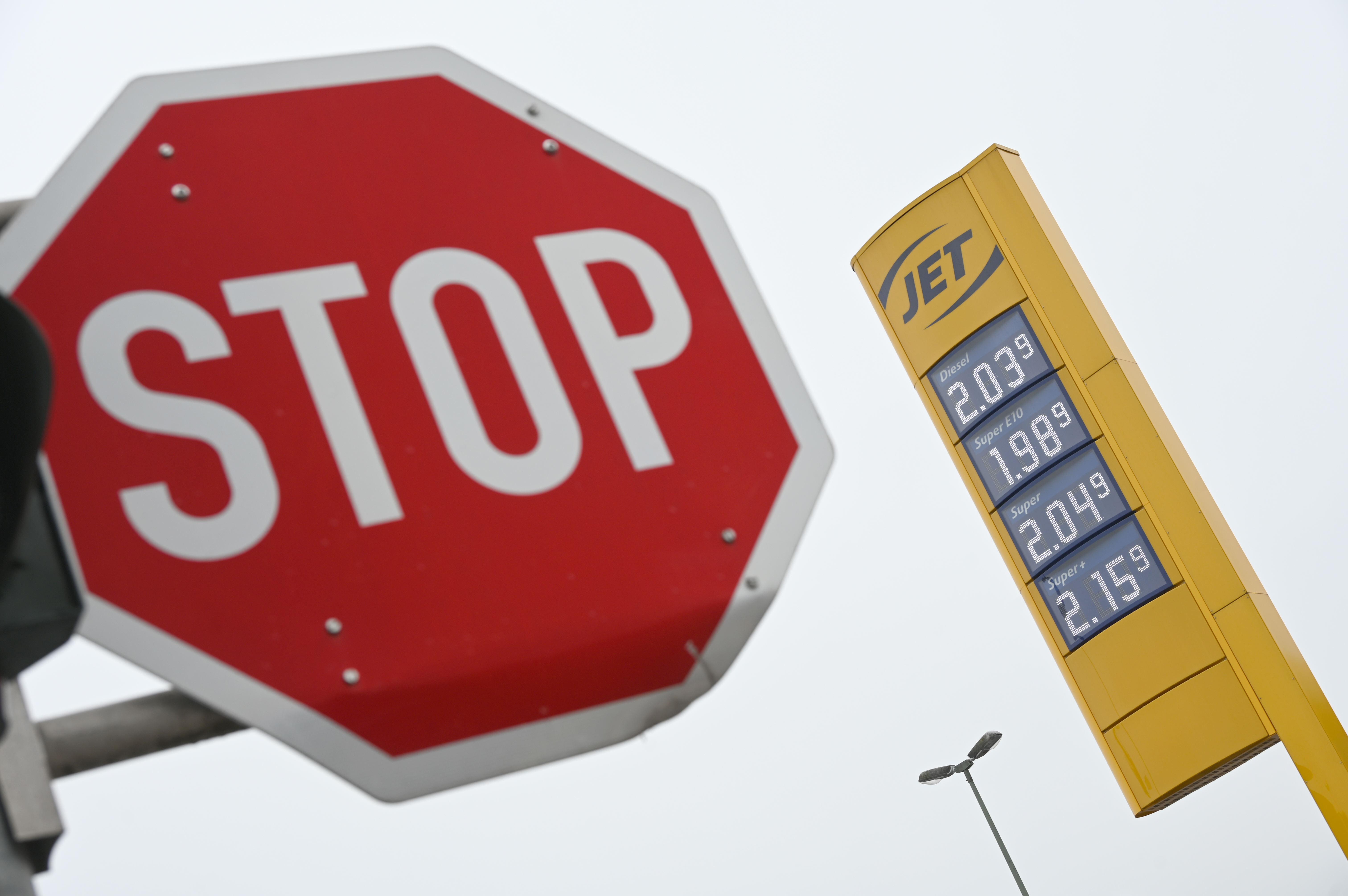 Seit Anfang Mai gilt bis Ende Juni auf Benzin und Diesel ein niedrigerer Energiesteuersatz. Doch an der Zapfsäule kommt die Steuersenkung bisher nur teilweise an.