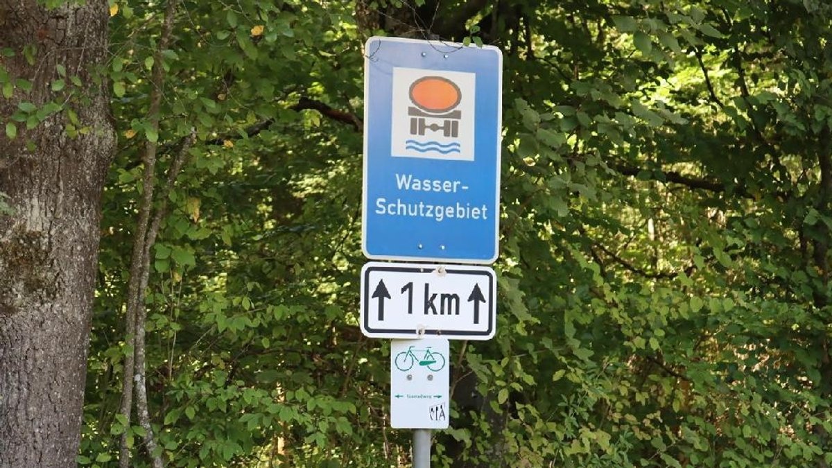 Schild weist auf ein Wasserschutzgebiet hin, durch das der Mühlbach fließt