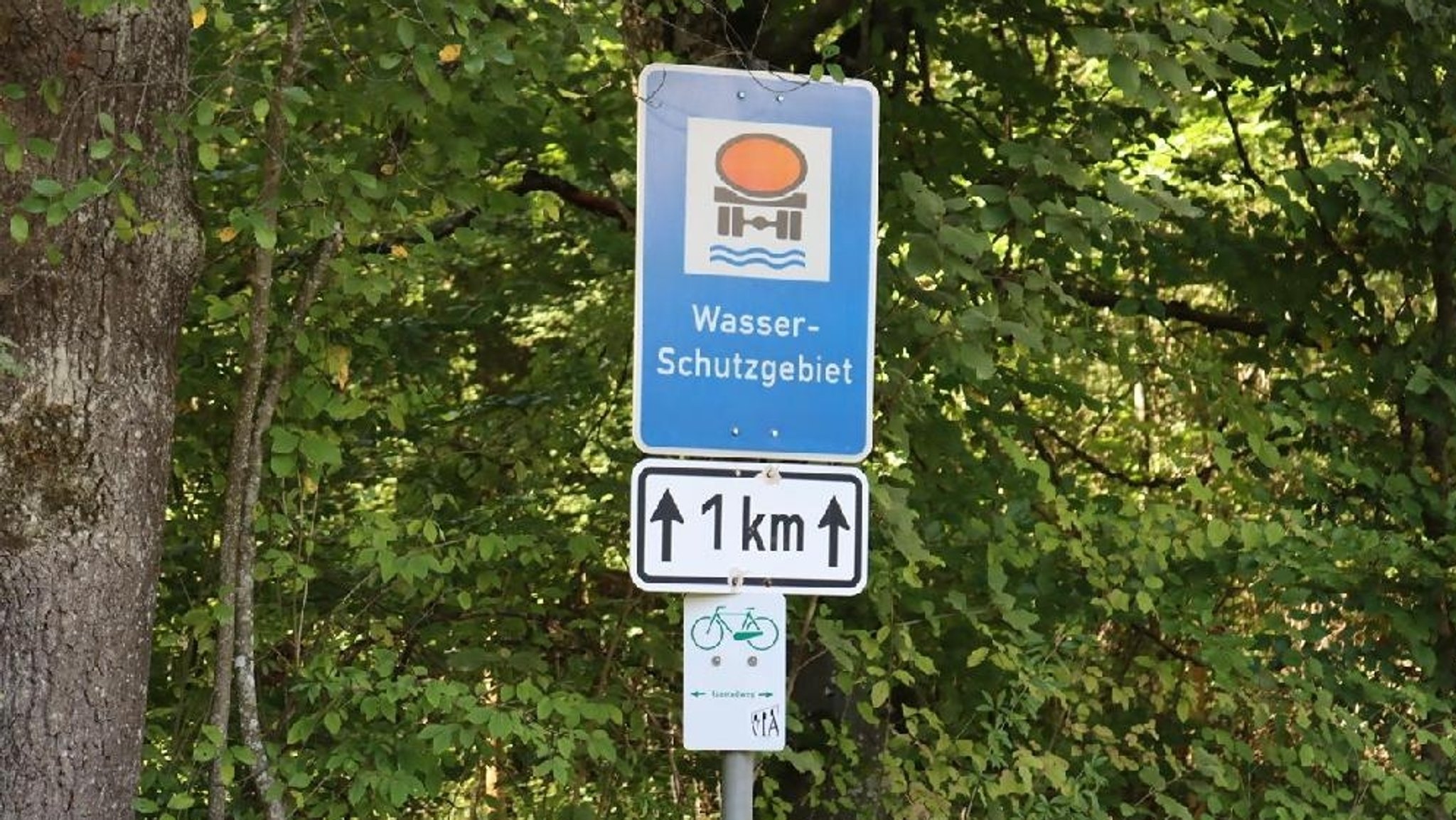 Schild weist auf ein Wasserschutzgebiet hin, durch das der Mühlbach fließt