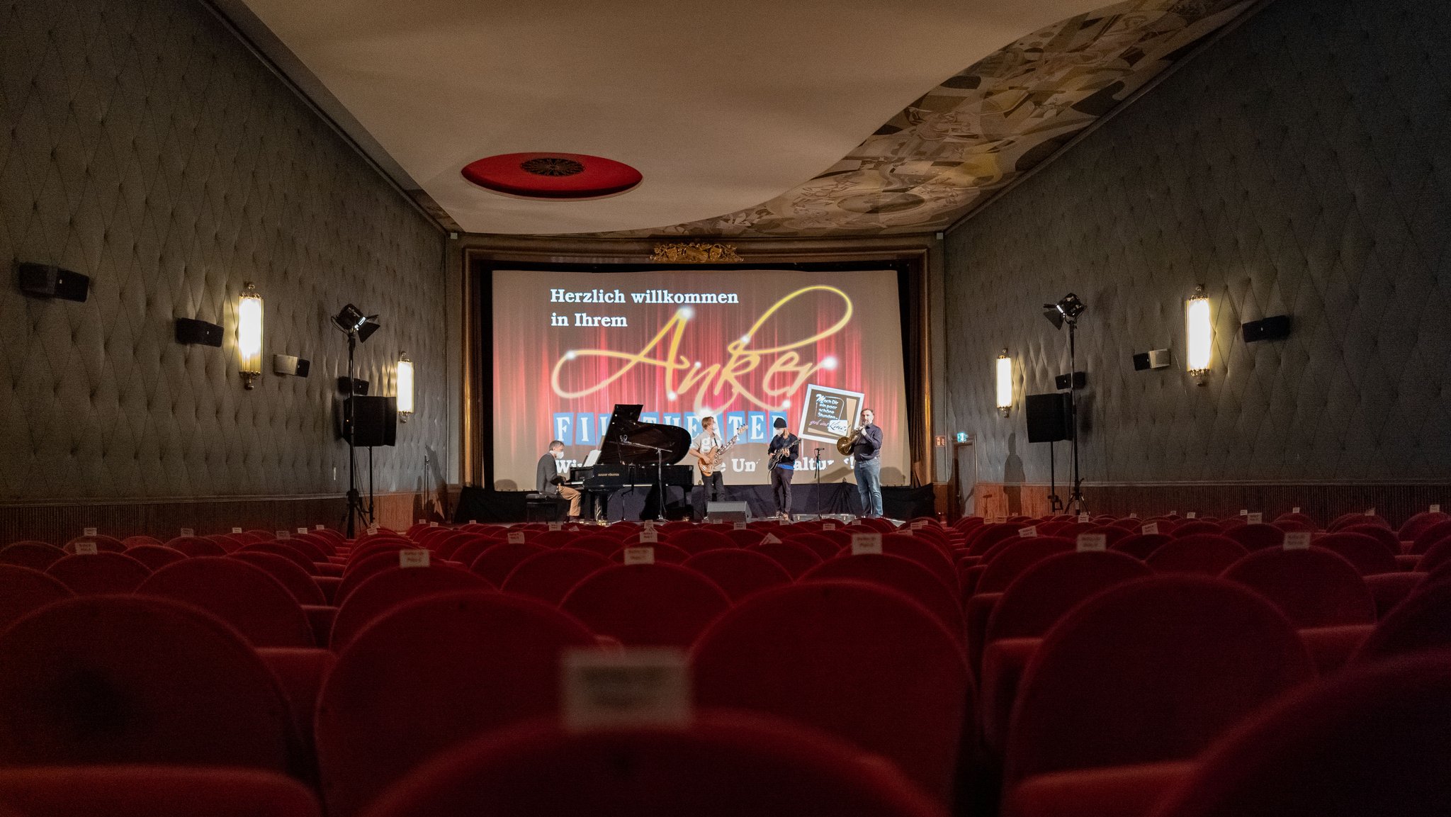 Der "Ankersaal" in Burghausen mit Musikern auf der Bühne.