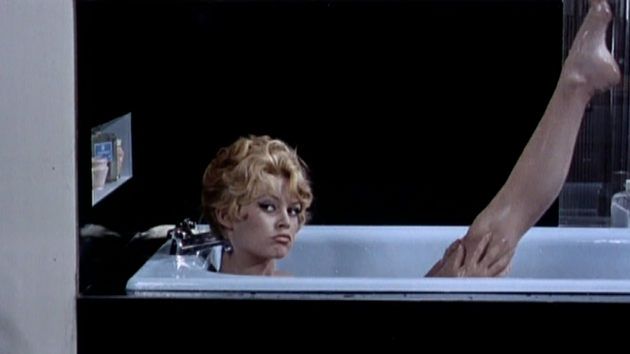 Brigitte Bardot sitzt in einer Badewanne.