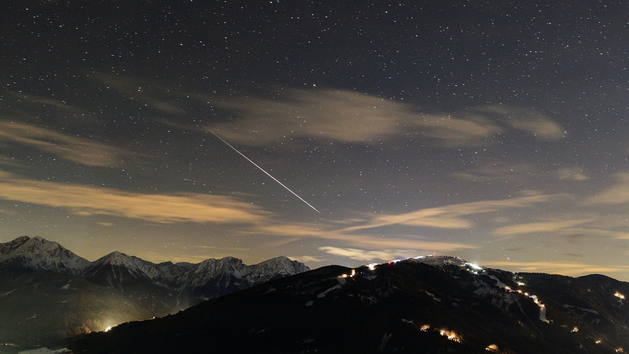 Am Abend des 14. Dezember 2022 machte sich Norbert Scantamburlo auf zur Sternschnuppen-Jagd. Von 180 Bildern war eines ein Volltreffer. Im Hintergrund die Pragser Dolomiten, rechts der Kronplatz, Haus- und Skiberg seiner Heimatstadt Bruneck.