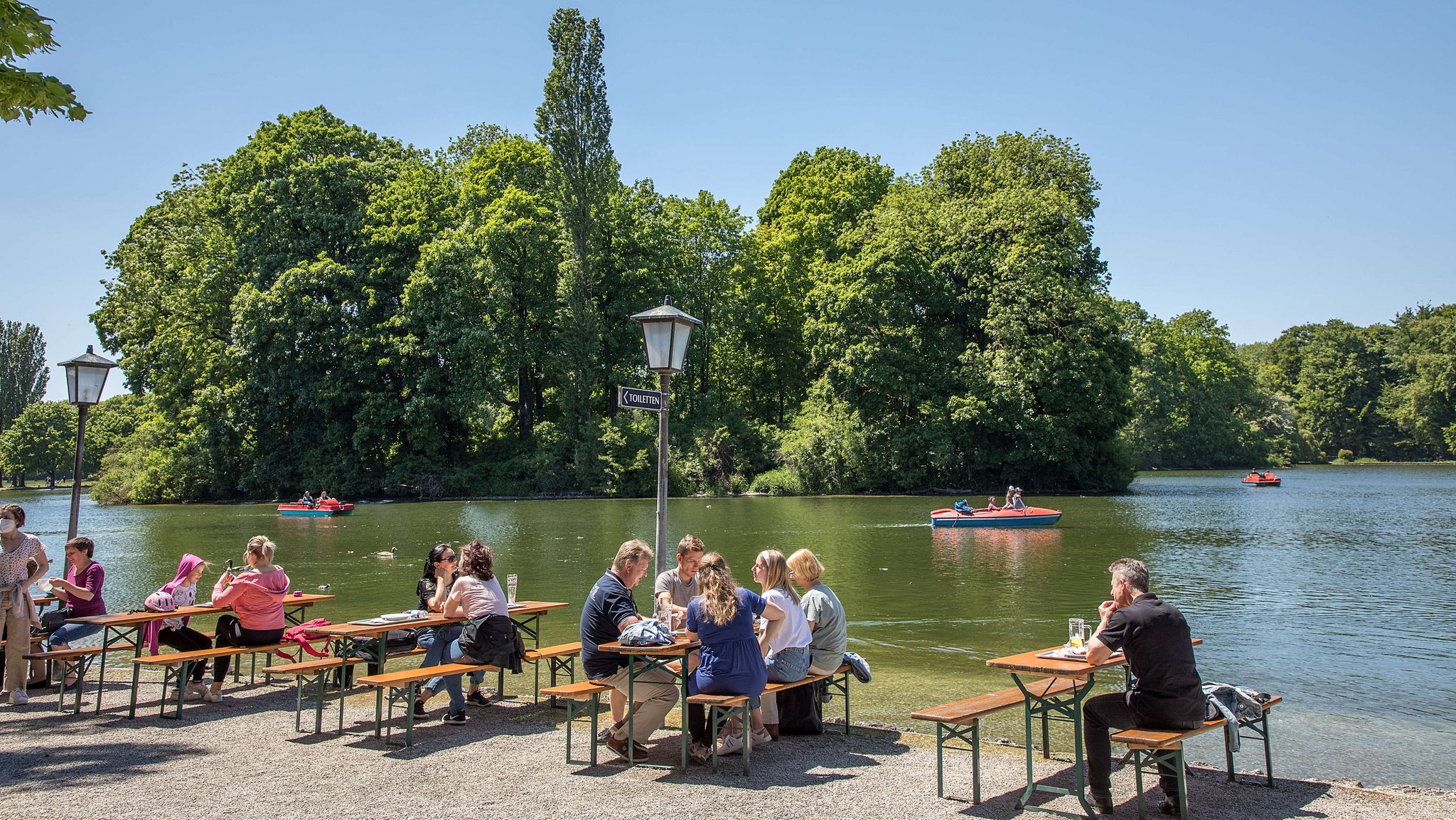 In München dürfen sich jetzt wieder drei Haushalte treffen