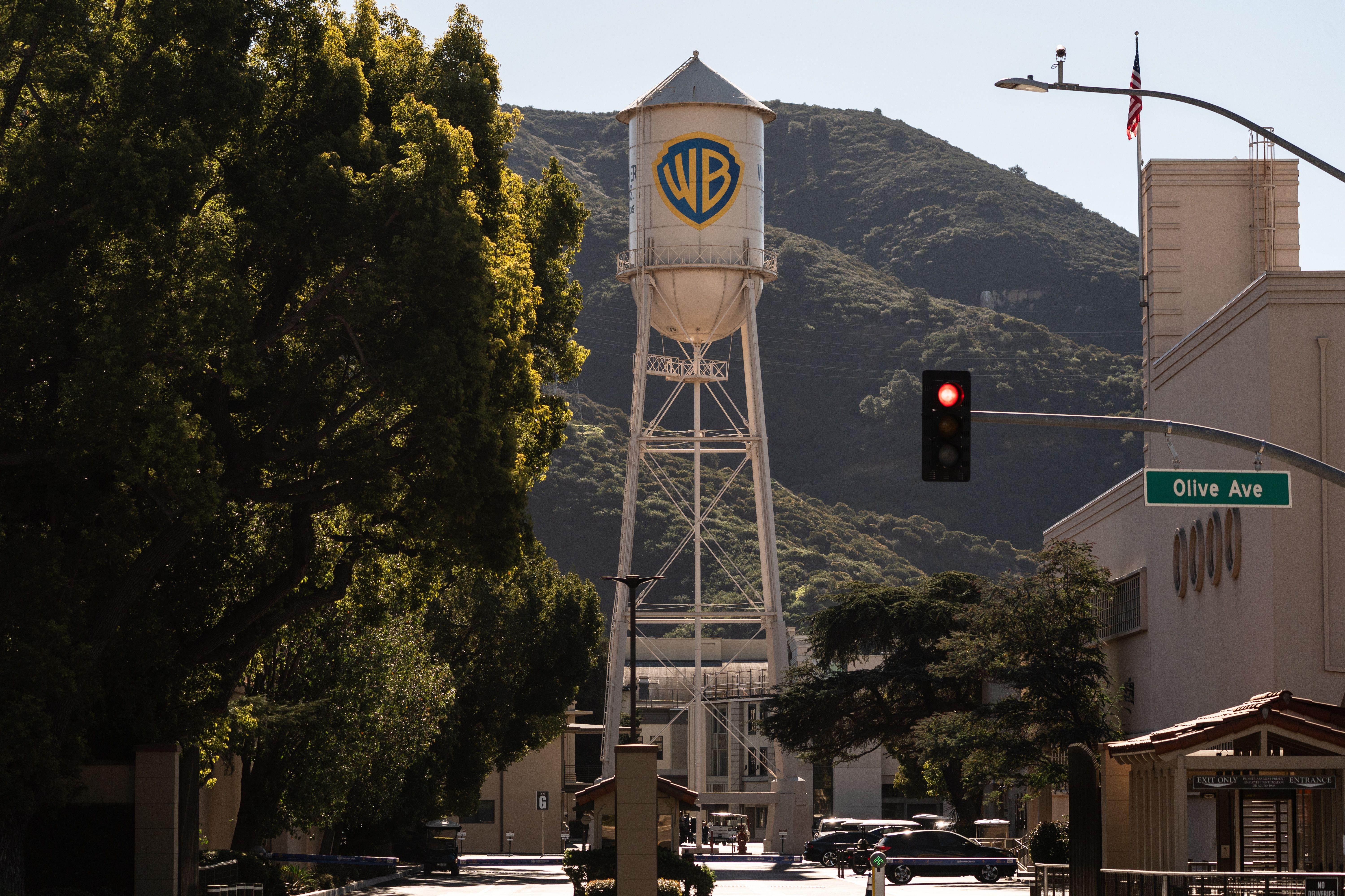 In Hollywood sollen schon bald zwei große Studios verschmelzen – und mit ihnen weltberühmte Streaming-Dienste, TV-Sender und Co. Die Fans von Filmen und Serien könnten das zu spüren bekommen. Auch, weil ein Trump-Kumpel die Finger im Spiel hat. 