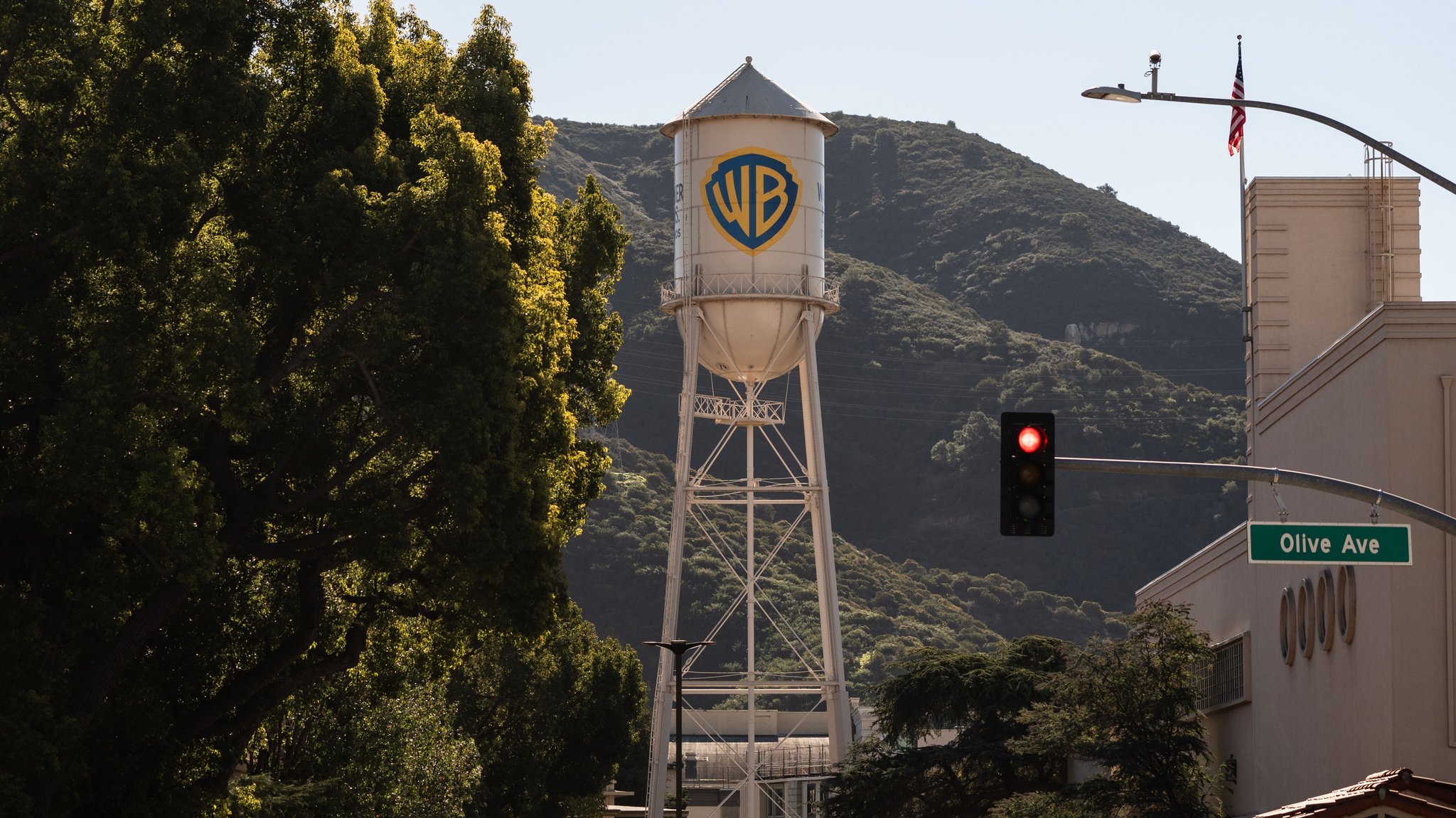 In Hollywood sollen schon bald zwei große Studios verschmelzen – und mit ihnen weltberühmte Streaming-Dienste, TV-Sender und Co. Die Fans von Filmen und Serien könnten das zu spüren bekommen. Auch, weil ein Trump-Kumpel die Finger im Spiel hat. | Bild: dpa-Bildfunk/Jae C. Hong In Hollywood sollen schon bald zwei große Studios verschmelzen – und mit ihnen weltberühmte Streaming-Dienste, TV-Sender und Co. Die Fans von Filmen und Serien könnten das zu spüren bekommen. Auch, weil ein Trump-Kumpel die Finger im Spiel hat.