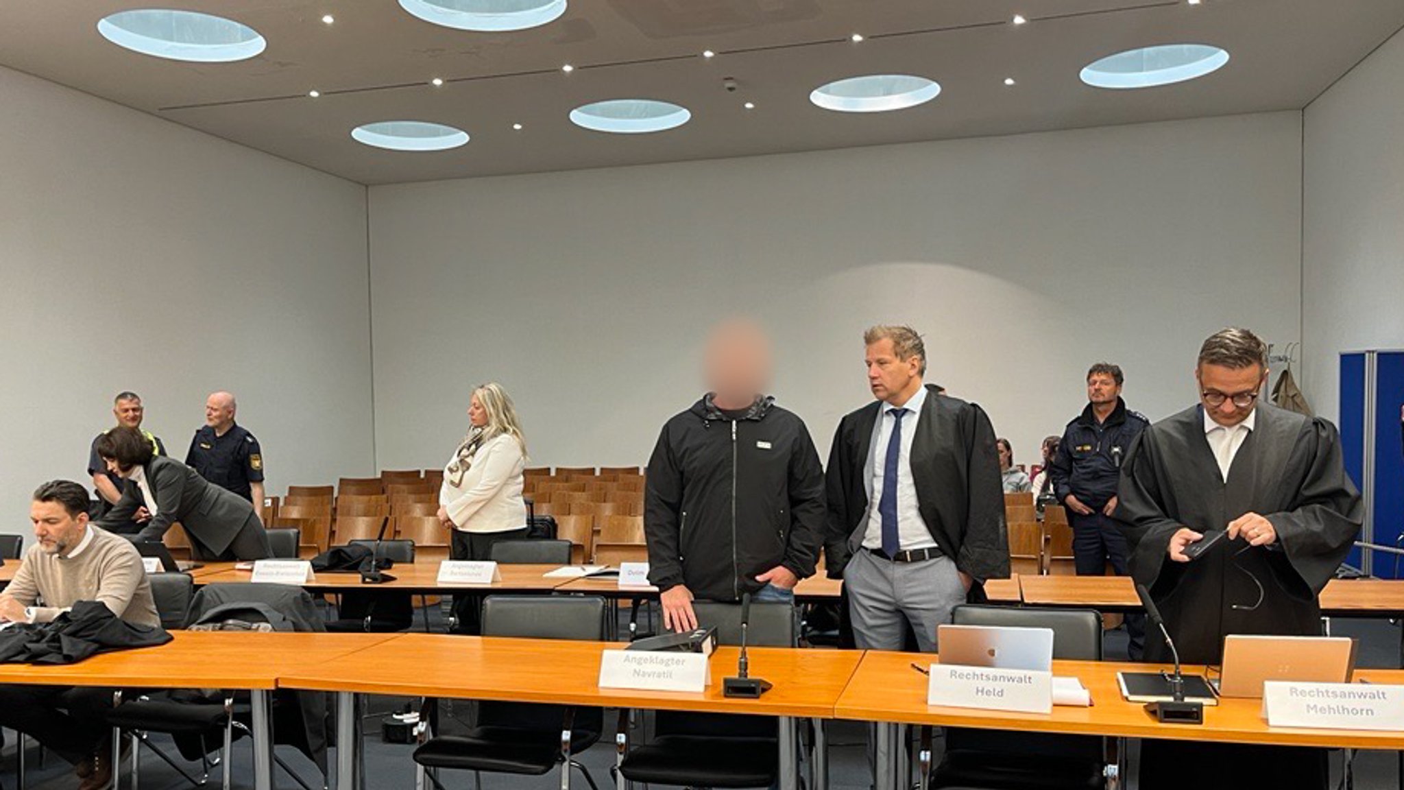 Angeklagter im Dieselbetrugsprozess vor dem Landgericht Hof am 13.05.26. | Bild: BR/Annerose Zuber Angeklagter im Dieselbetrugsprozess vor dem Landgericht Hof am 13.05.26.