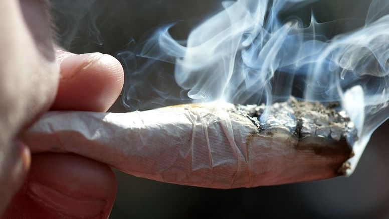 Mann raucht Joint | Bild:picture alliance / ZUMAPRESS.com | Mark Bialek