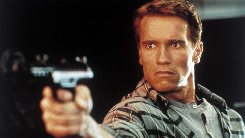 Arnold Schwarzenegger zielt mit der Pistole (Filmszene aus "Total Recall", 1990)