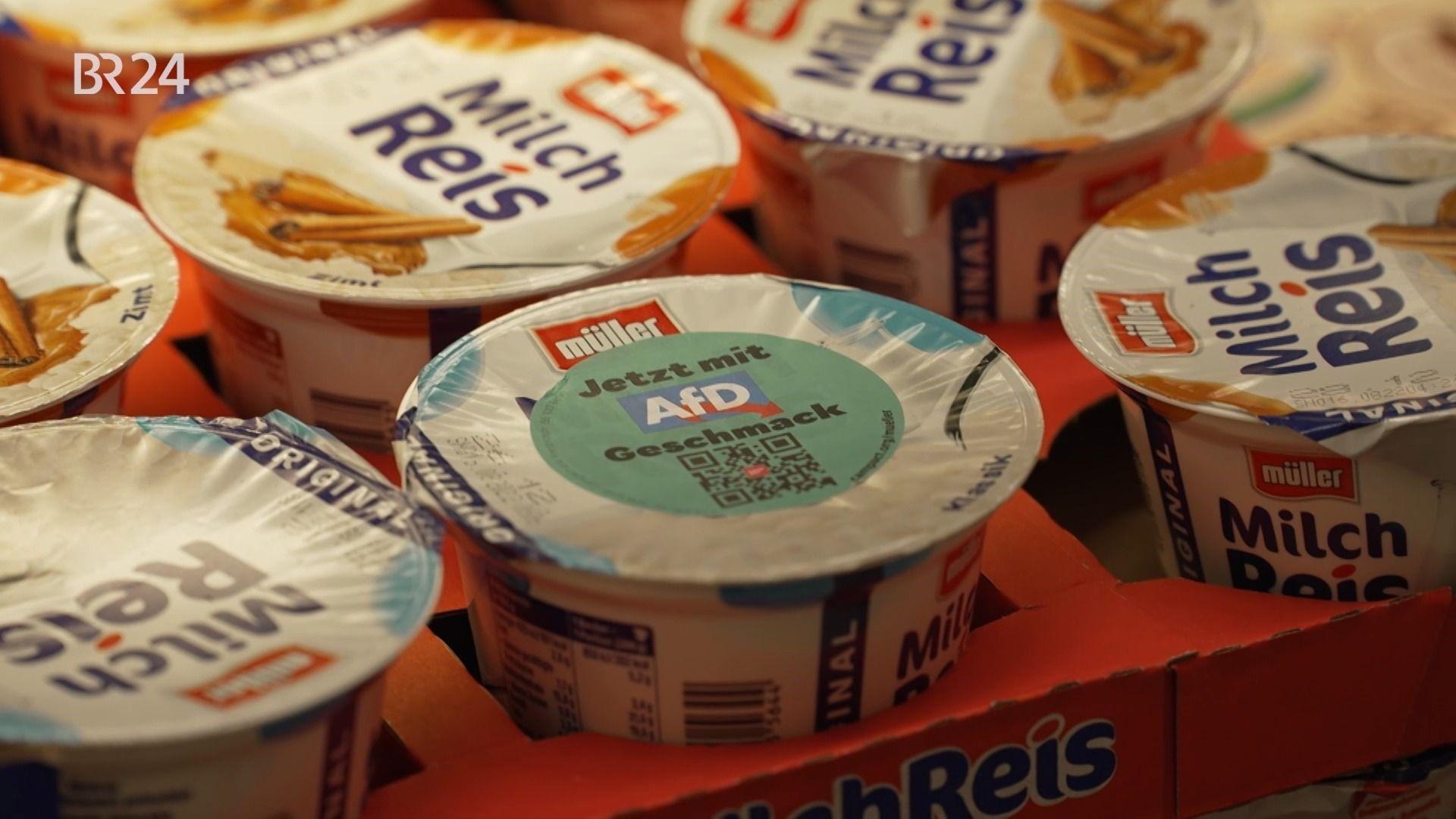 Produkte im Kühlregal mit Protestaufkleber