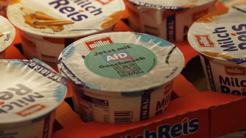 Produkte im Kühlregal mit Protestaufkleber | Bild: BR Produkte im Kühlregal mit Protestaufkleber