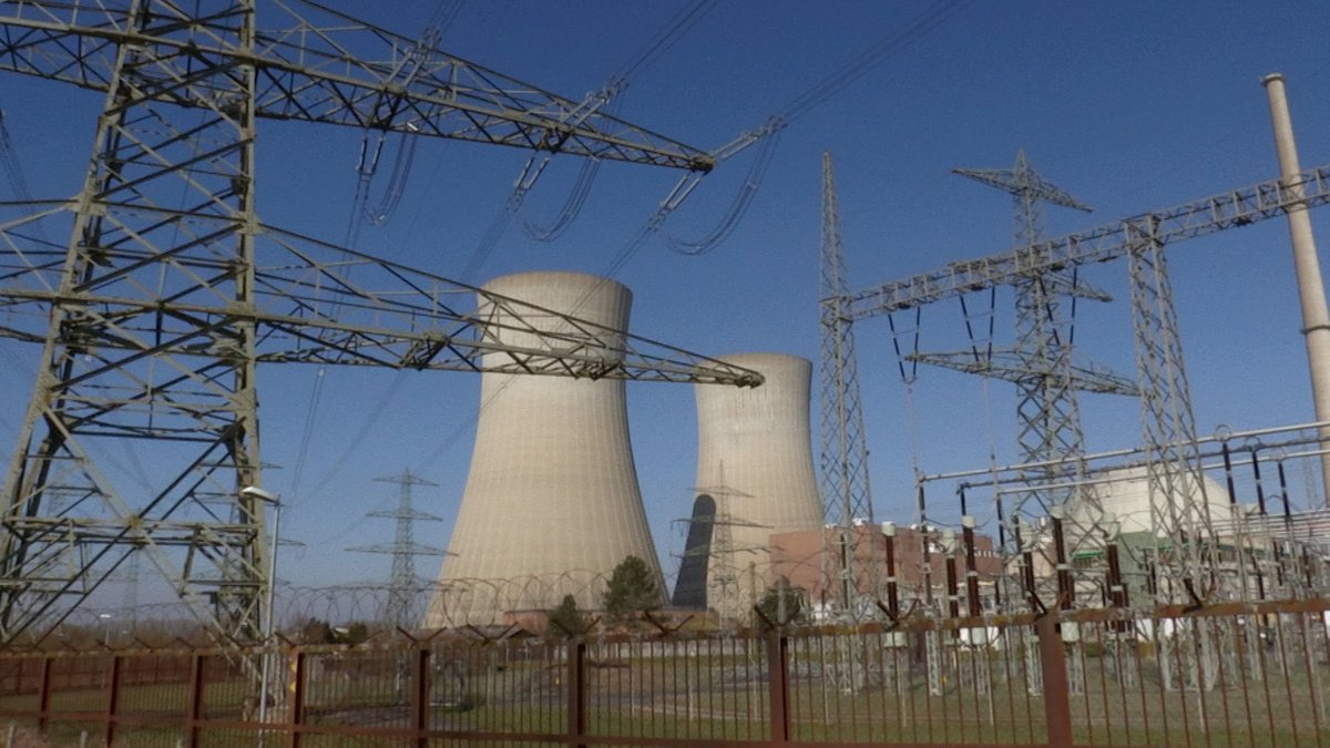 Das Kernkraftwerk Grafenrheinfeld hinter Stromleitungen