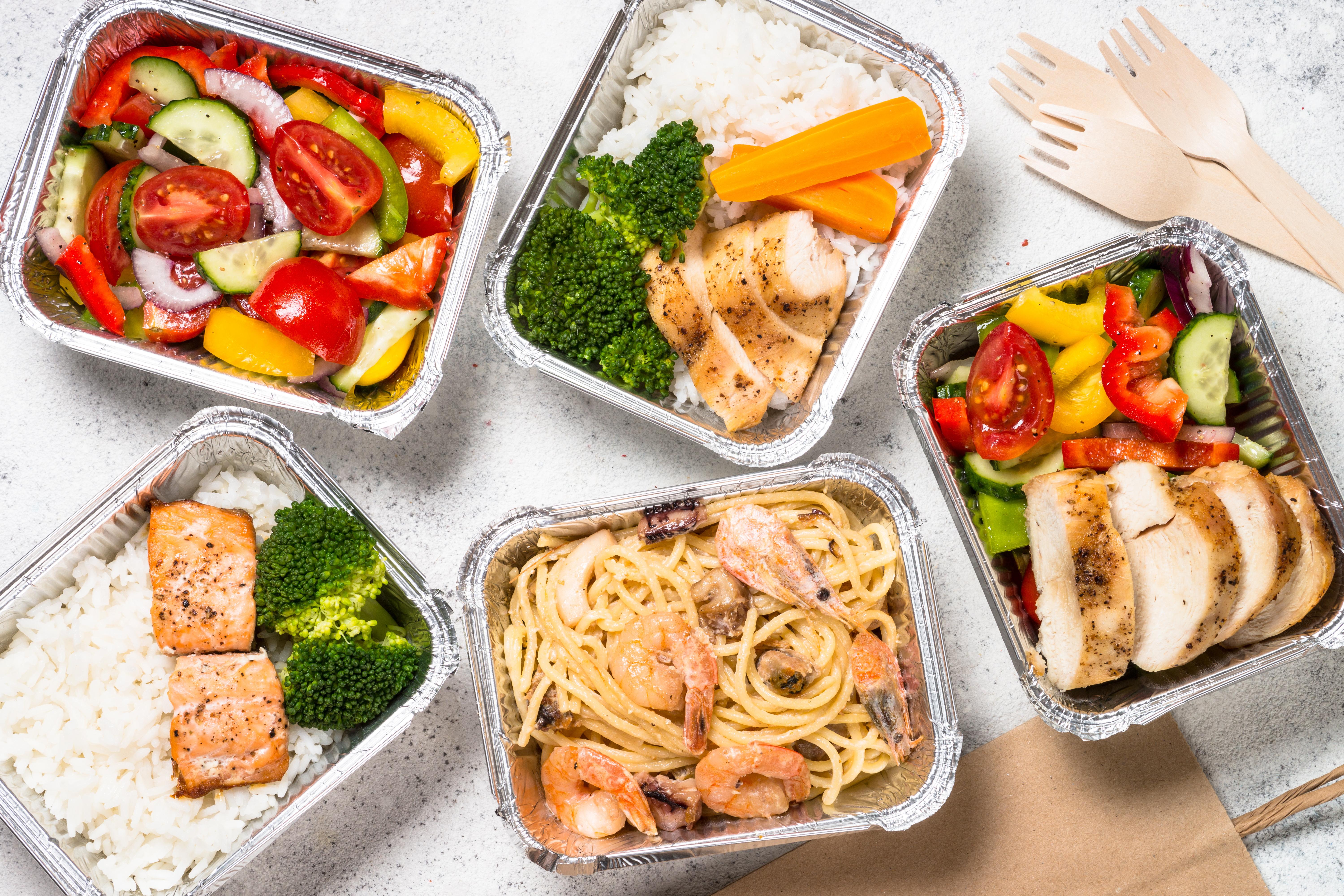 Verschiedene Gerichte in Aluminiumschalen.