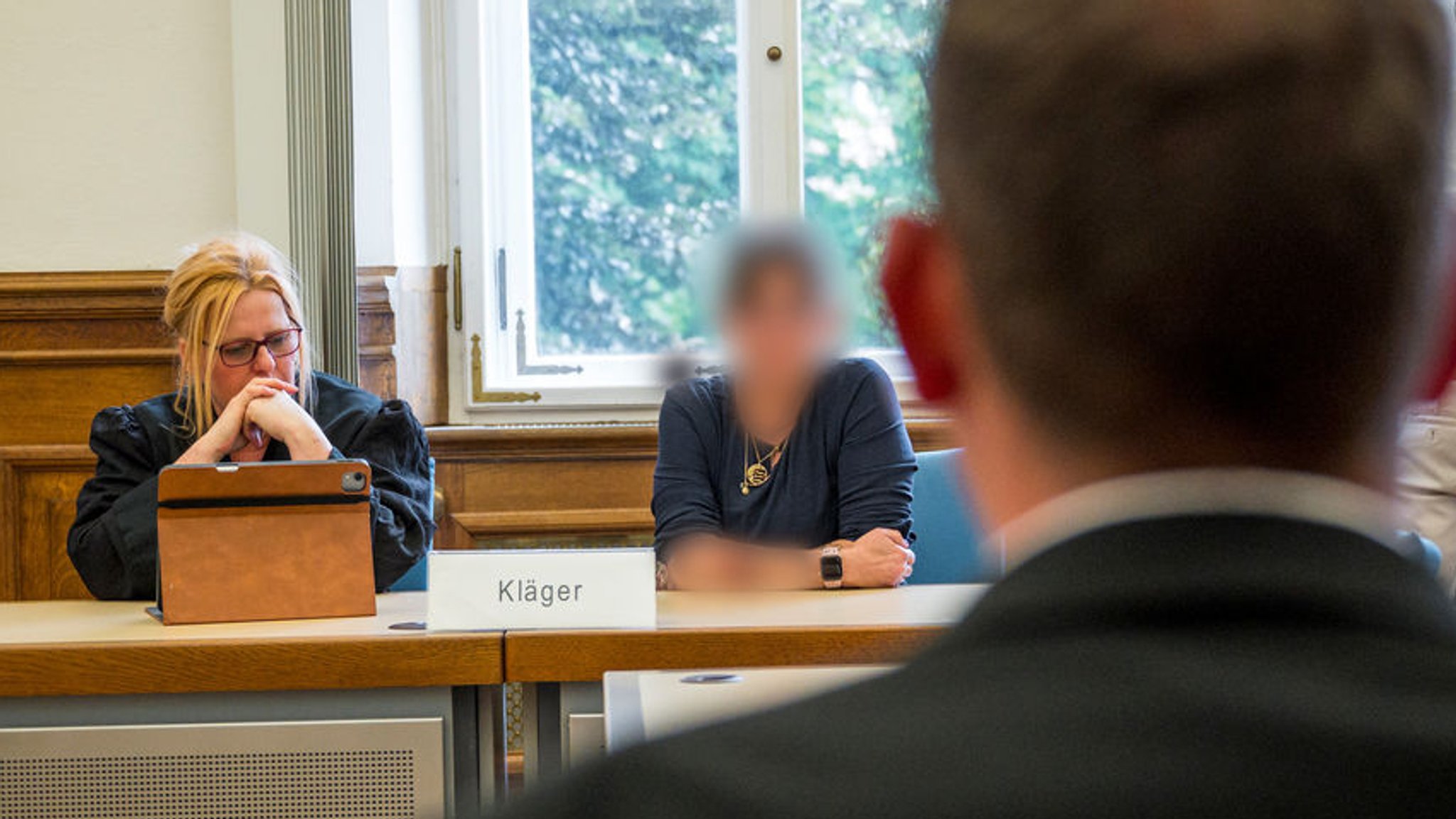 Ramona Hoyer, Rechtsanwältin, sitzt vor Beginn der Verhandlung neben ihrer Mandantin, der Mutter von Peggy Knobloch. Im Vordergrund ist der Beklagte zu sehen. Berufungsverhandlung im Zivilverfahren über die Schmerzensgeldklage der Mutter von Peggy.
