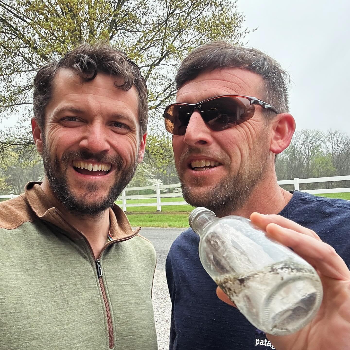 Evan und Clint Buffington mit der jahrzehntealten Flaschenpost