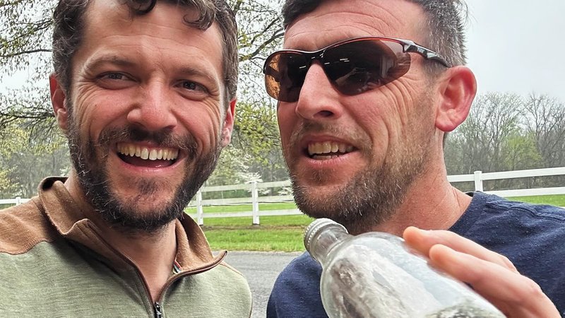 Evan und Clint Buffington mit der jahrzehntealten Flaschenpost | Bild: privat/Evan Buffington Evan und Clint Buffington mit der jahrzehntealten Flaschenpost