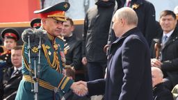 Der russische Präsident reicht dem Minister die Hand | Bild:Michail Klimentjew/Picture Alliance