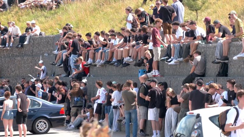 Viele junge Menschen in Emskirchen. | Bild: BR Viele junge Menschen in Emskirchen.
