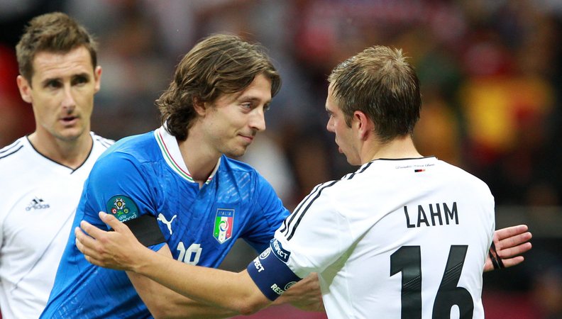 Philipp Lahm und Riccardo Montolivo beim EM-Halbfinale 2012 | Bild: picture alliance / dpa | Kamil Krzaczynski Philipp Lahm und Riccardo Montolivo beim EM-Halbfinale 2012