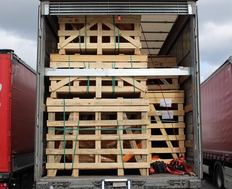 Sieben junge Männer hatten sich auf diesem Anhänger zwischen Holzpaletten versteckt