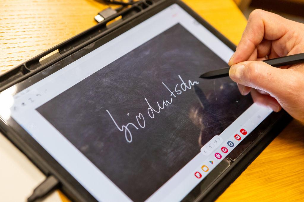Der Schriftzug "Biodeutsch" auf einem Tablet