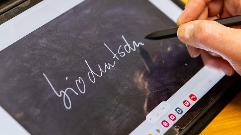 Der Schriftzug "Biodeutsch" auf einem Tablet | Bild: dpa-Bildfunk/Christian Lademann Der Schriftzug "Biodeutsch" auf einem Tablet