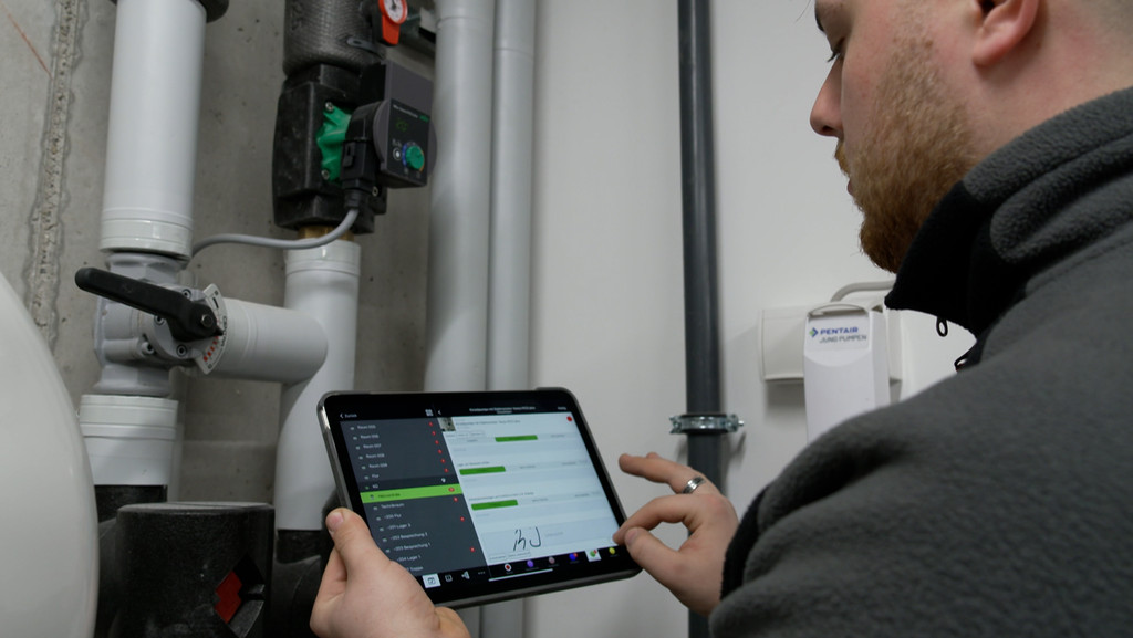 Ein Monteur mit einem Tablet auf der Baustelle. | Bild: BR Ein Monteur mit einem Tablet auf der Baustelle.