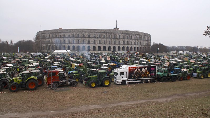 Traktoren auf dem Volksfestplatz, im Hintergrund die alte Kongresshalle.