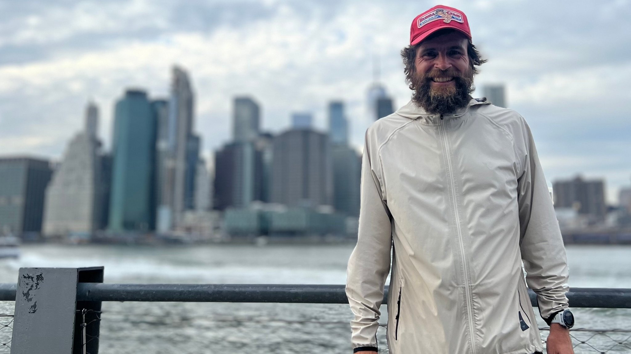 Jonas Deichmann steht vor der Skyline von New York City | Bild: dpa-Bildfunk/Benno Schwinghammer Jonas Deichmann steht vor der Skyline von New York City