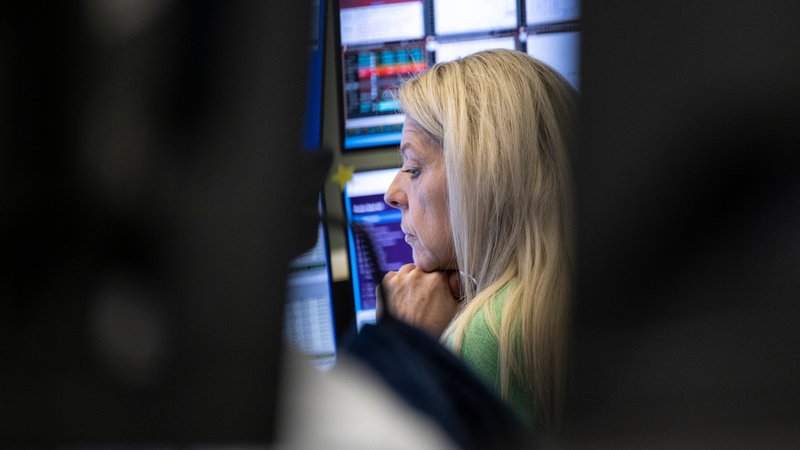 Sorgenfalten, aber keine Panik: Eine Aktienhändlerin an der Börse in Frankfurt beobachtet am Donnerstag die Kursentwicklung auf ihrem Monitor.