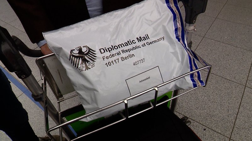 Ein Diplomat landete heute, wenige Tage vor der Bundestagswahl in München – mit 80 Stimmzetteln aus Indien im Gepäck. | Bild: Bayerischer Rundfunk 2025 Ein Diplomat landete heute, wenige Tage vor der Bundestagswahl in München – mit 80 Stimmzetteln aus Indien im Gepäck.