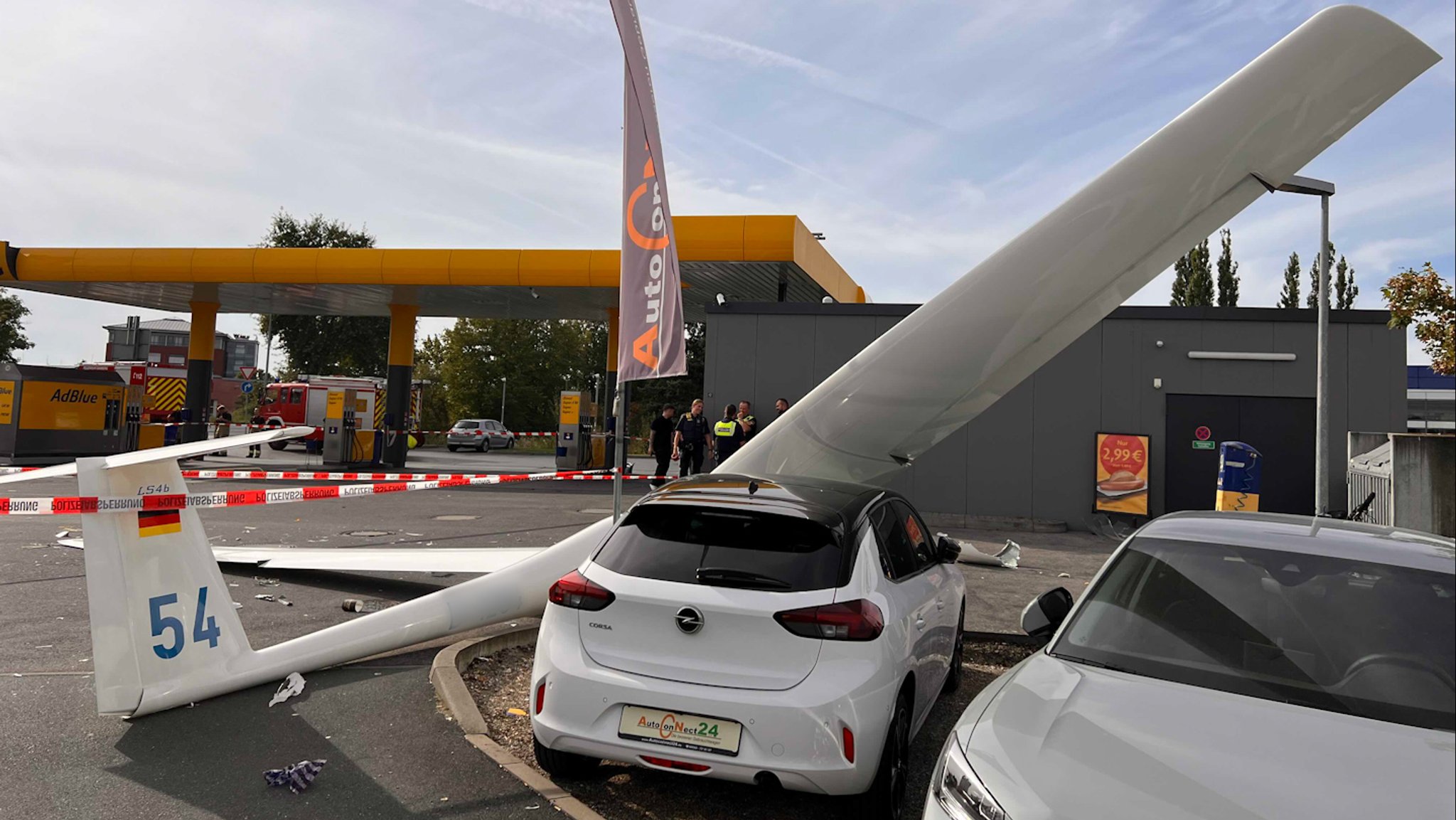 Bamberg: Segelflugzeug stürzt auf Tankstelle