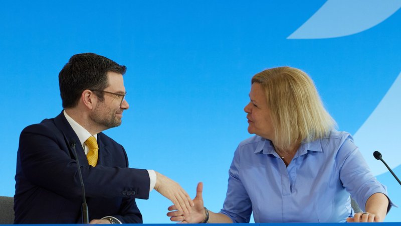 Justizminister Buschmann und Innenministerin Faeser geben sich die Hände. | Bild: dpa-Bildfunk/Joerg Carstensen Justizminister Buschmann und Innenministerin Faeser geben sich die Hände.