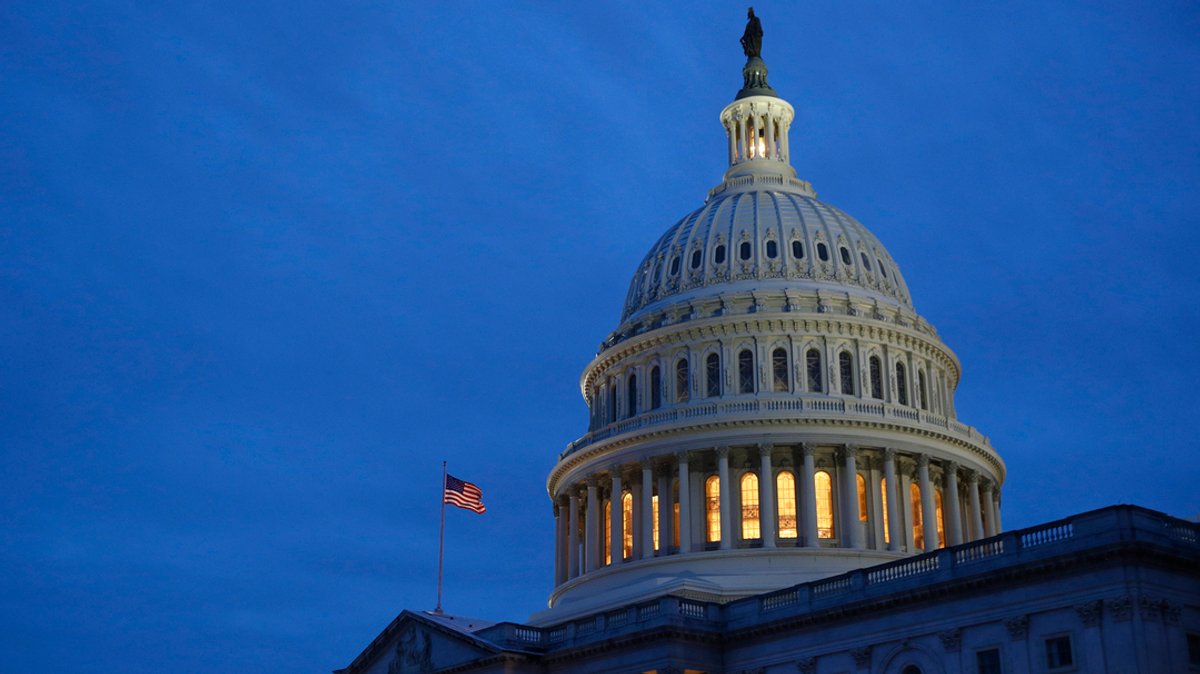 USA, Washington: Licht erhellt die Kuppel des Kapitols auf dem Capitol Hill