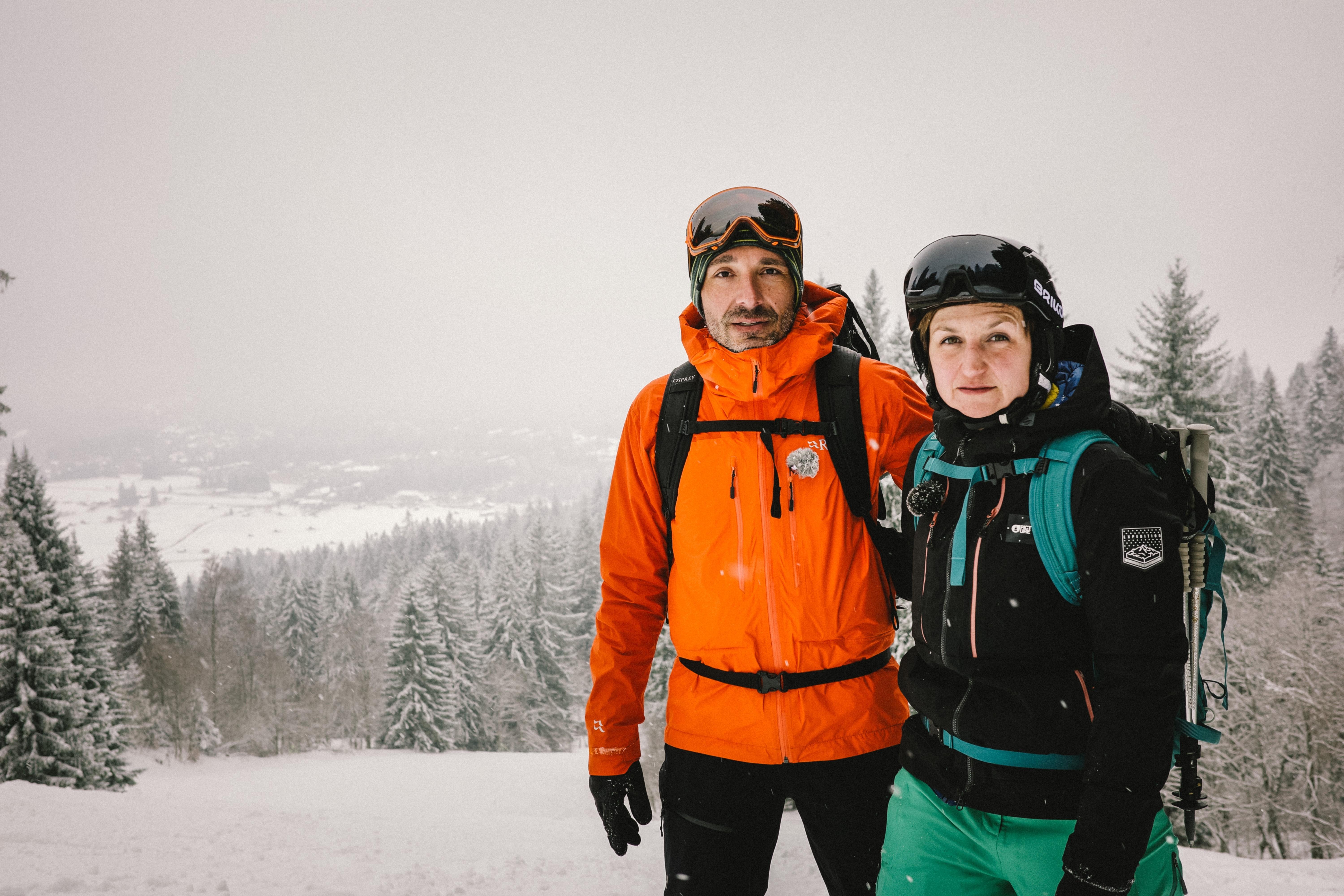 Franziska Rauth und ihr Freund Manuel Fuchs aus Murnau stehen an einem Berghang. Die beiden haben eine Lawine überlebt. 