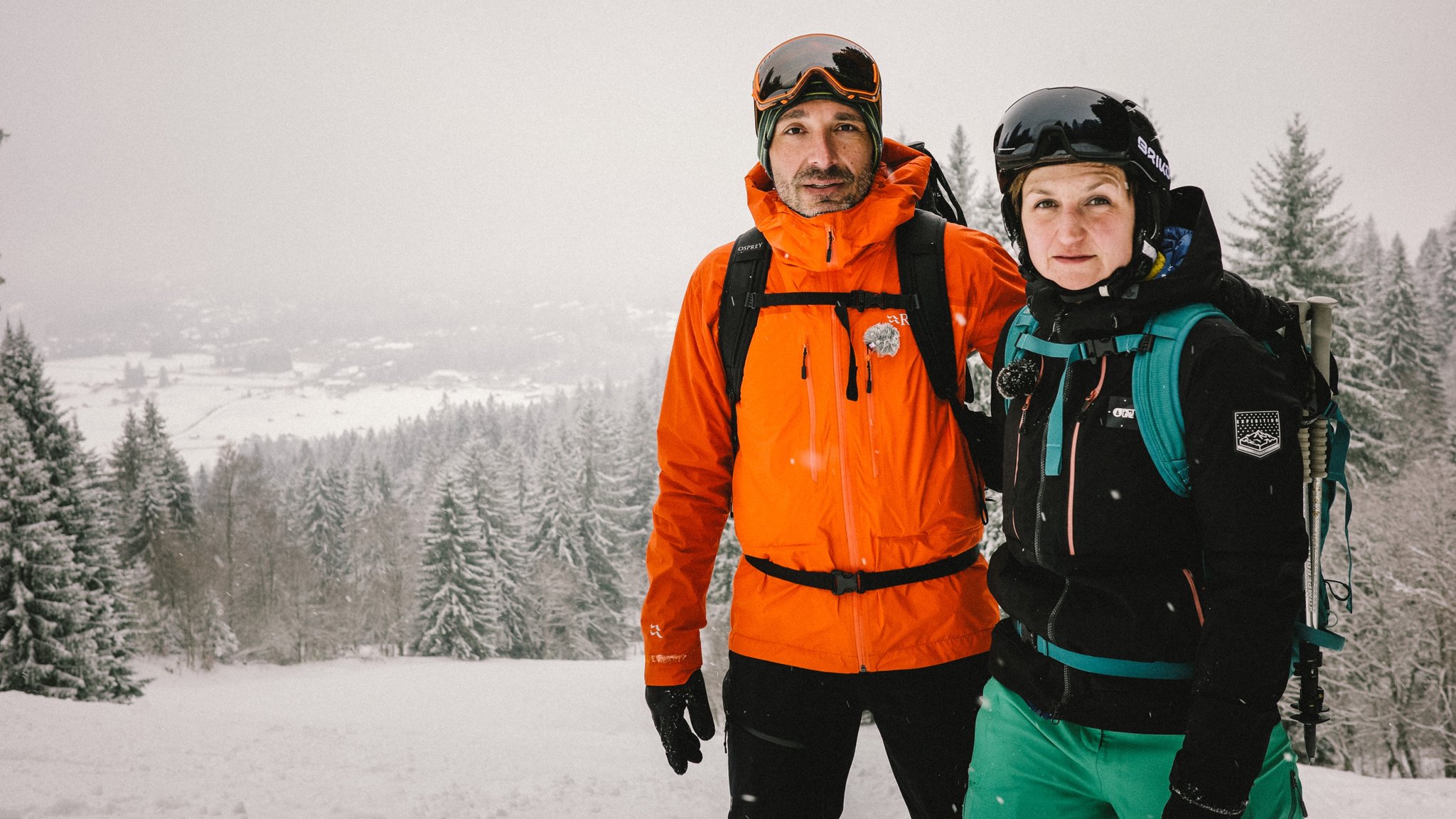 Franziska Rauth und ihr Freund Manuel Fuchs aus Murnau stehen an einem Berghang. Die beiden haben eine Lawine überlebt. 
