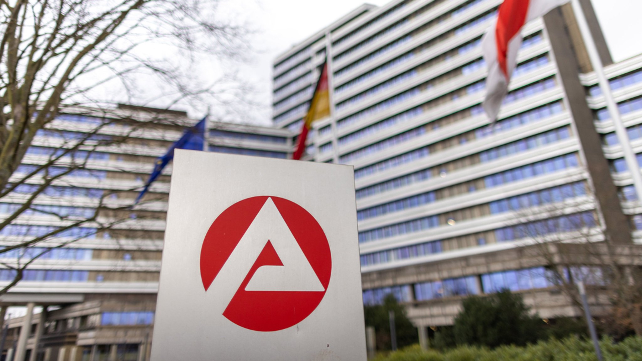 Das Logo der Bundesagentur für Arbeit (BA) steht auf einer Säule vor der Zentrale.