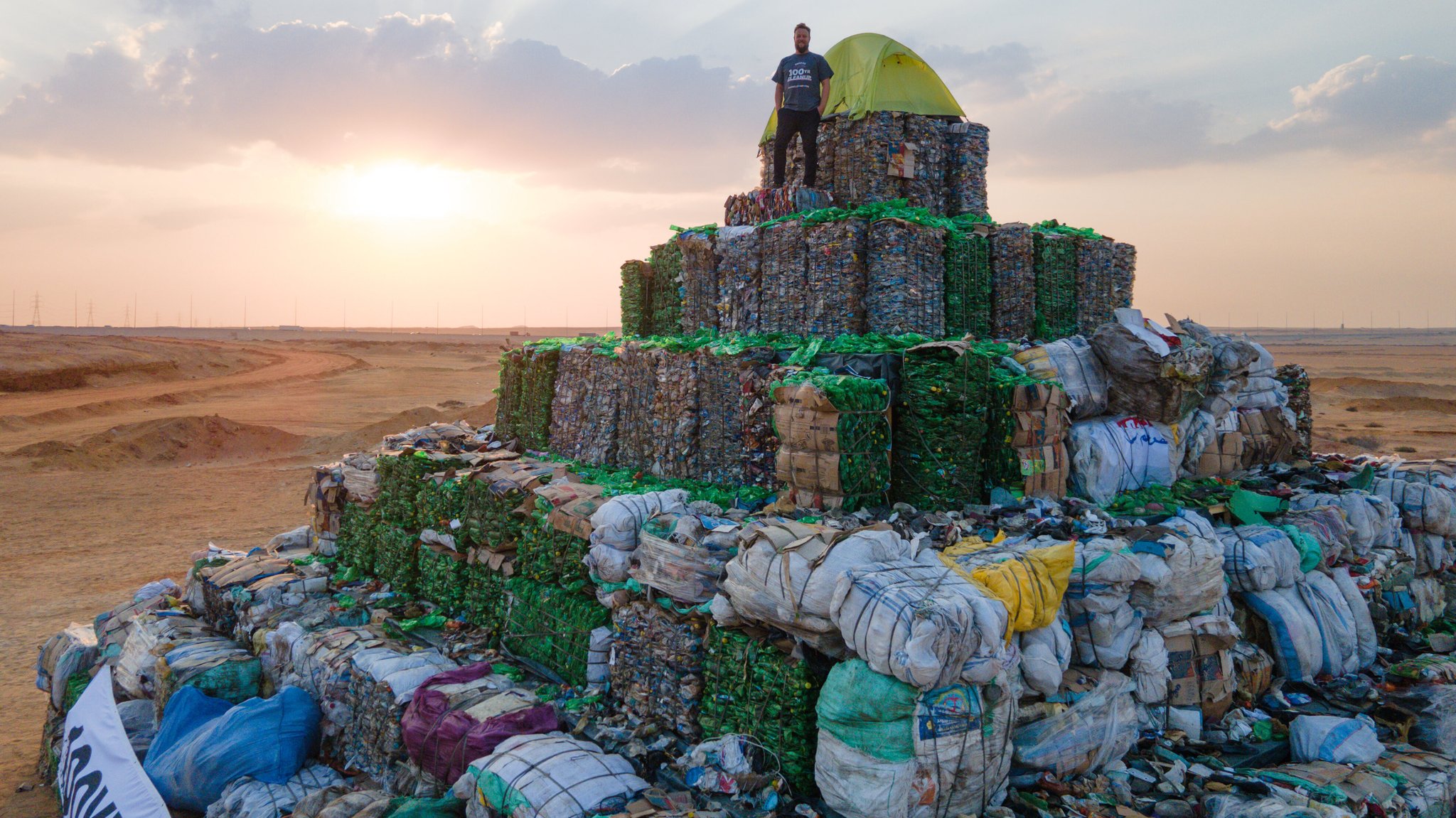 Zur Klimakonferenz COP27 in Ägypten errichteten Aktivisten 2022 die nach ihrer Angabe größte Plastikmüllpyramide der Welt.