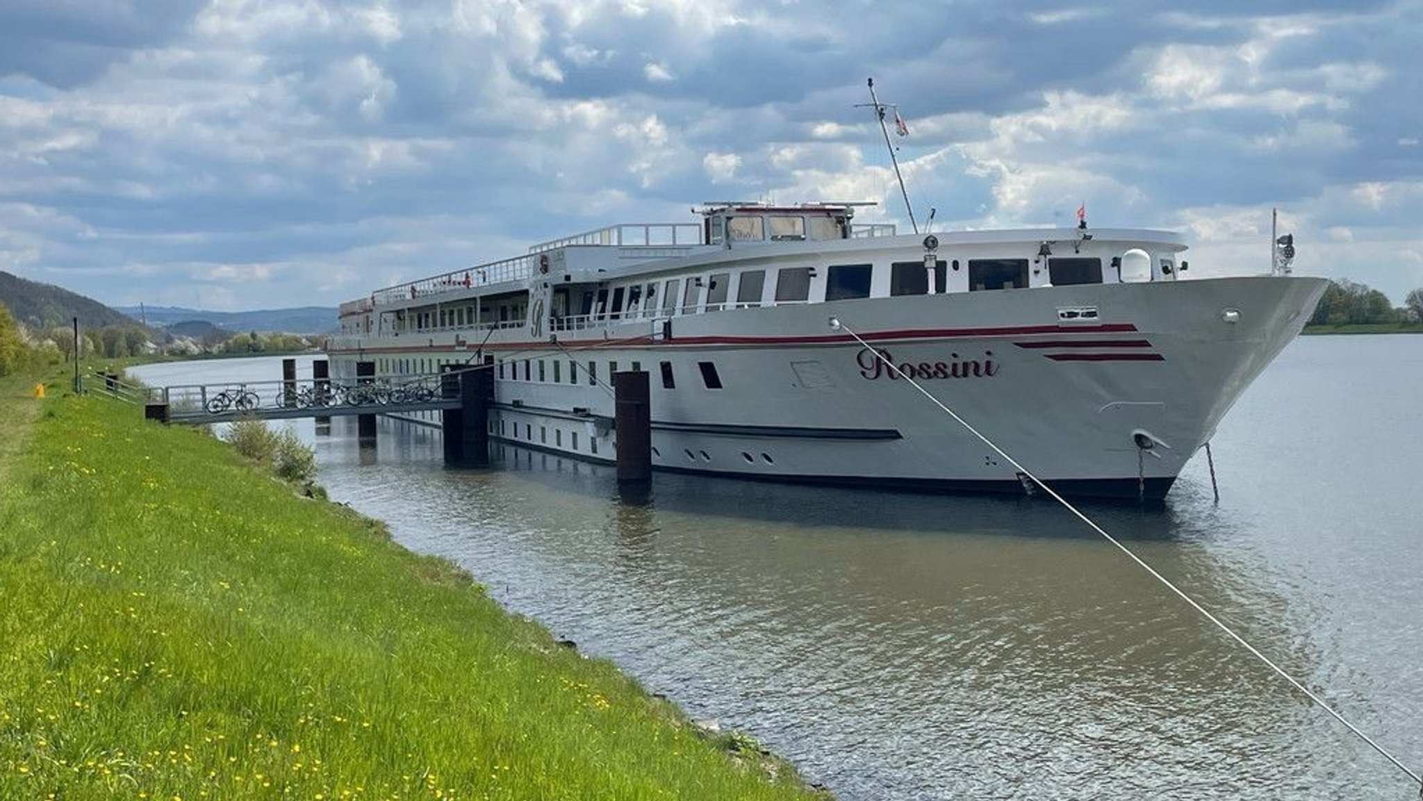 Ein Schiff ankert am Flussufer