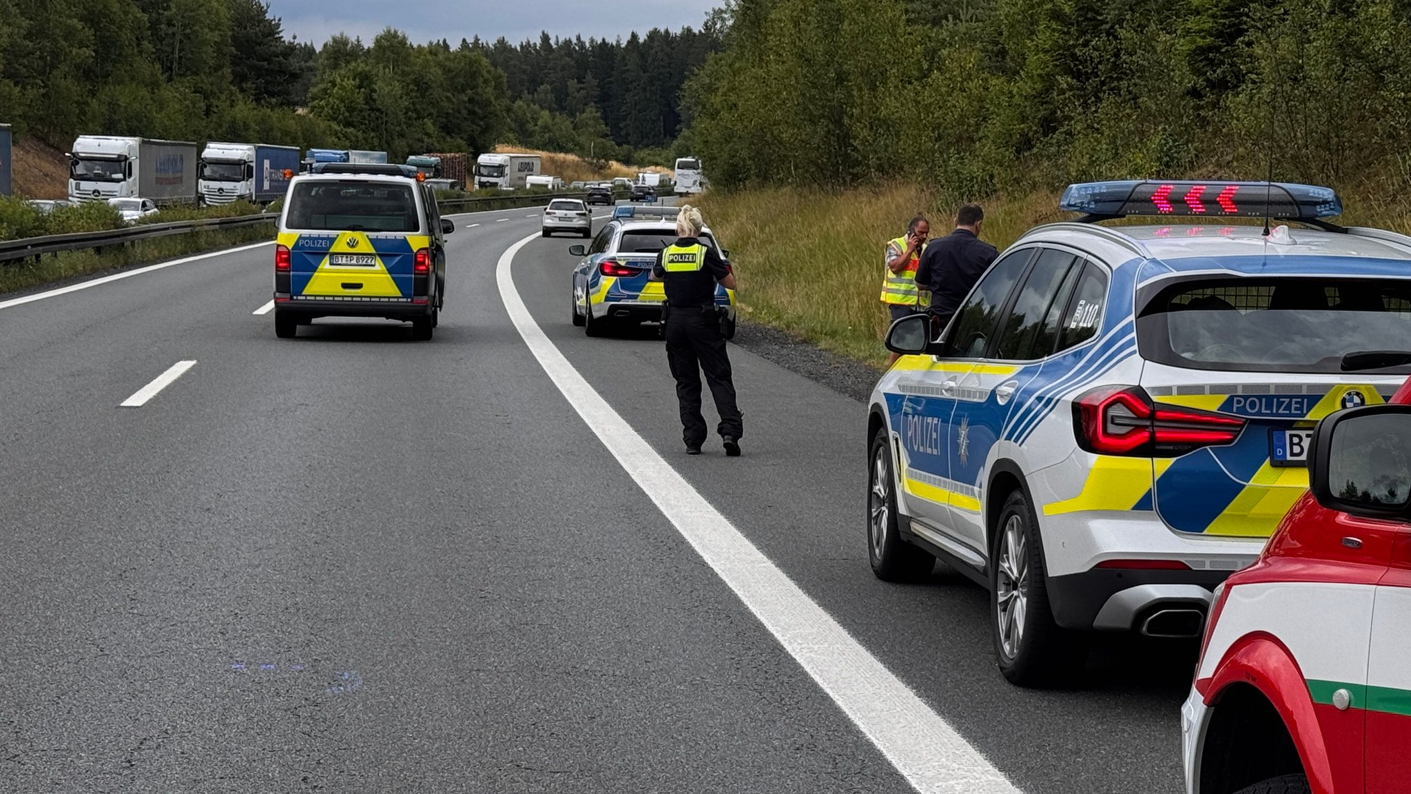Einsatzkräfte auf der A93 bei Schönwald im Landkreis Wunsiedel. 