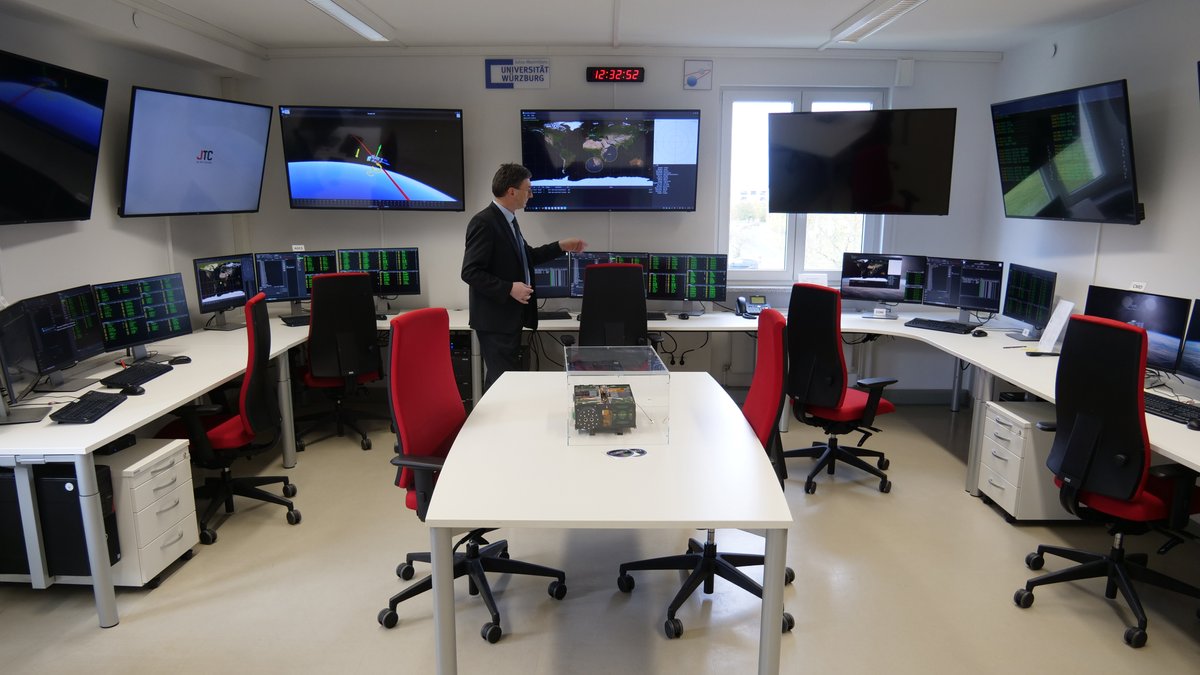 Viel Technik für die Kommunikation mit dem Satelliten: das Missionskontrollzentrum auf dem Hubland-Campus der Universität Würzburg.