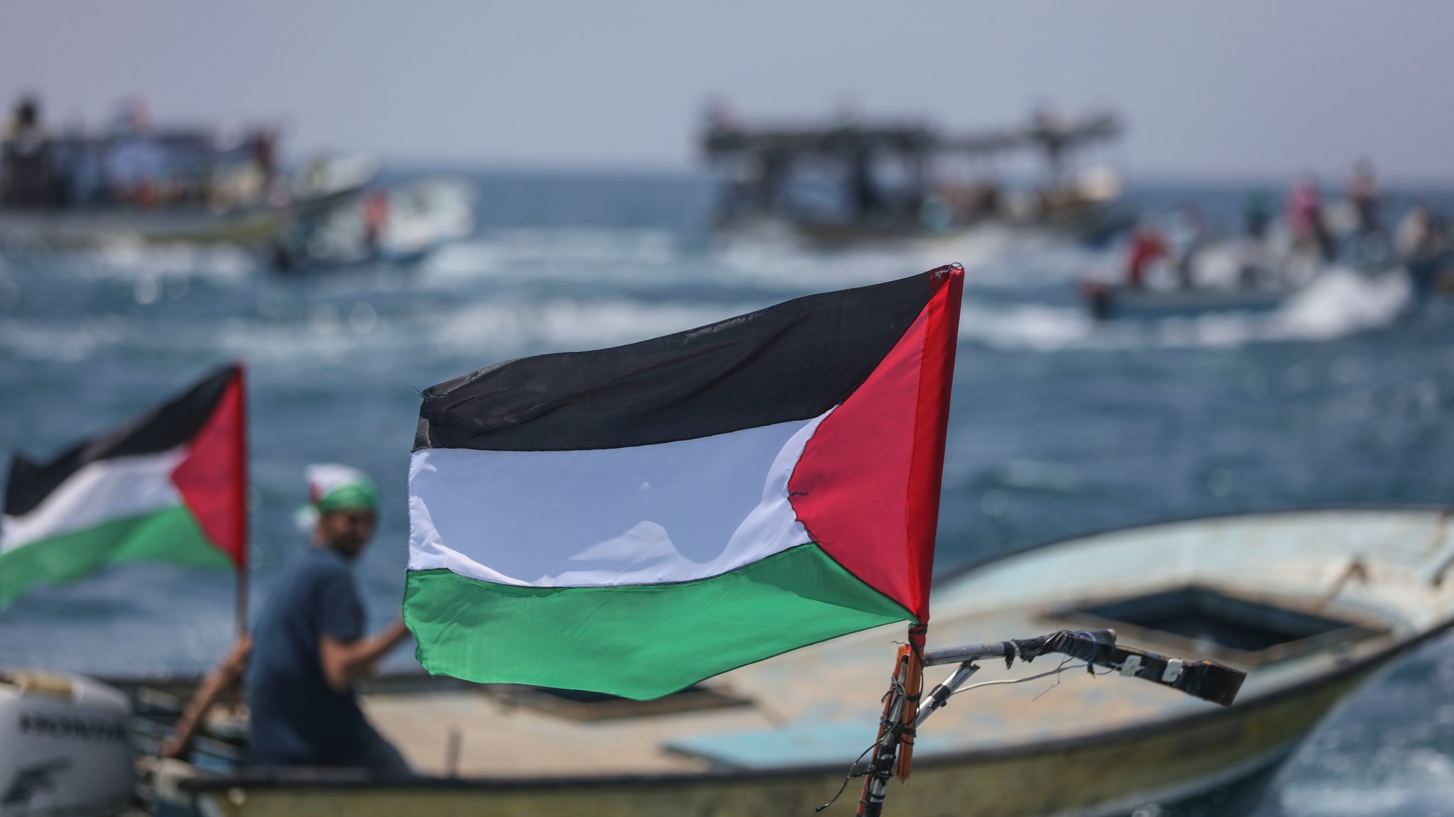 Eine palästinensische Flagge ist auf einem Fischerboot zu sehen, als palästinensische Aktivisten gegen die israelische Seeblockade im Gazastreifen protestieren. Das Bild ist aus dem Jahr 2018. 