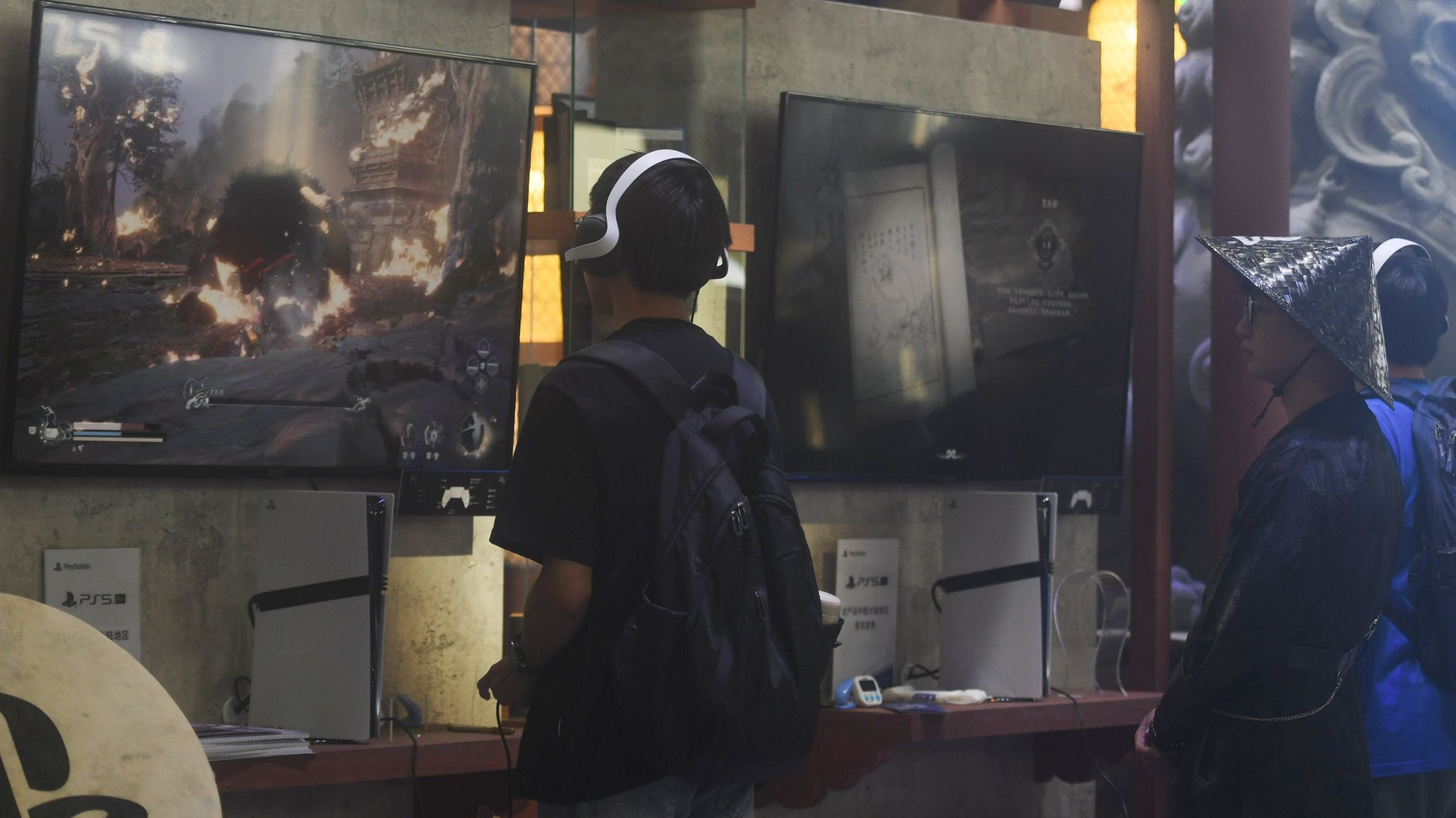 Besucher der Unterhaltungsmesse China Joy in Shanghai spielen das Spiel  "Black Myth: Wukong".