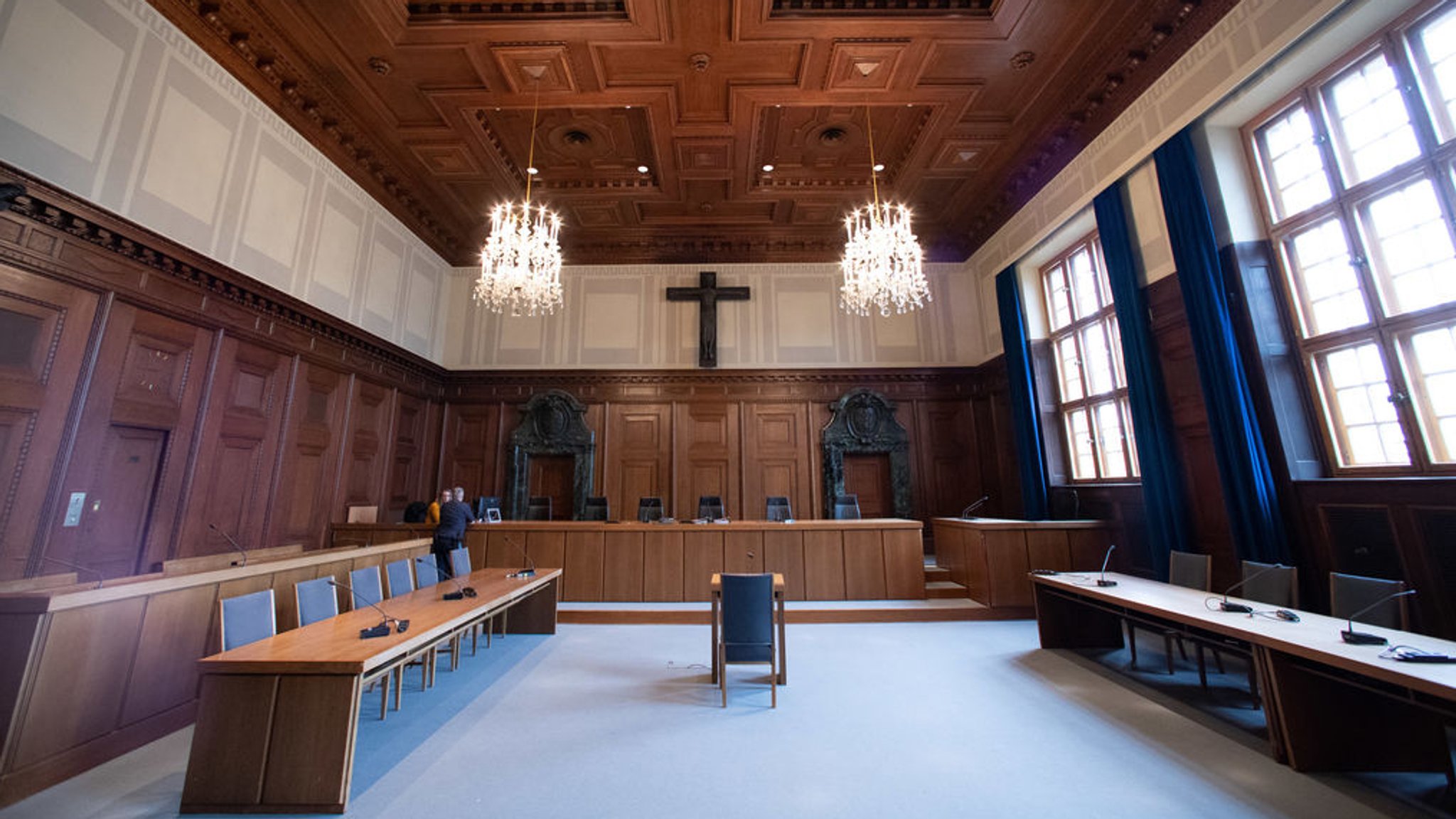 ARCHIV - 20.02.2020, Bayern, Nürnberg: Der Gerichtssaal 600 im Landgericht Nürnberg-Fürth ist seit März 2020 nur noch Erinnerungsort und Teil des Memoriums Nürnberger Prozesse. Eine Medieninstallation lässt nun den Original-Schauplatz der Nürnberger Prozesse wieder aufleben, in denen sich führende NS-Kriegsverbrecher verantworten mussten . (zu dpa: «Nürnberger Prozesse: Nazi-Prominenz endet am Strang») Foto: Daniel Karmann/dpa +++ dpa-Bildfunk +++